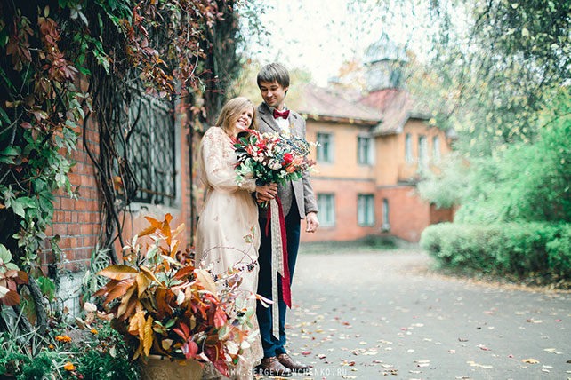 Осенняя фотосессия лав стори в стиле fine art, старинный дом, счастливая пара