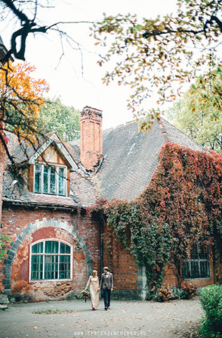 Осенняя фотосессия лав стори в стиле fine art, гуляя по саду, старинный дом
