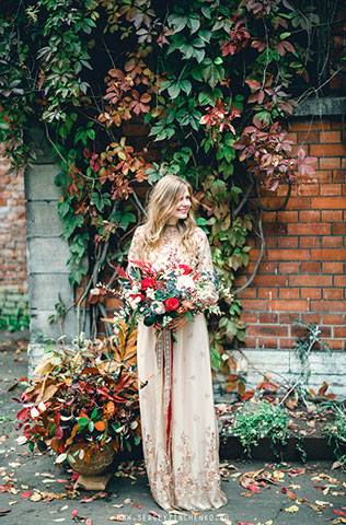 Осенняя фотосессия лав стори в стиле fine art, живая изгородь, девушка