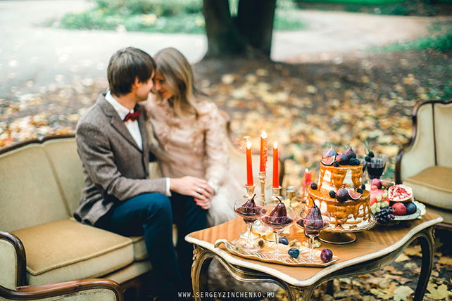 Осенняя фотосессия лав стори в стиле fine art, влюбленная пара на диванчике, в саду