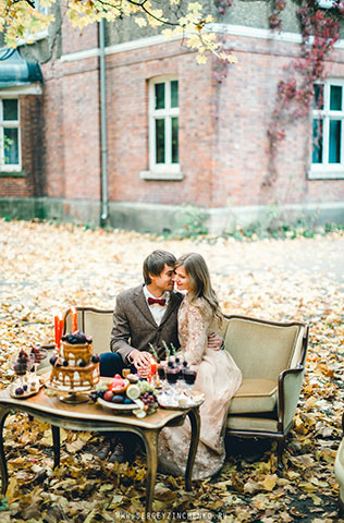 Осенняя фотосессия лав стори в стиле fine art, осенние листья в саду, диванчик, счастливая пара