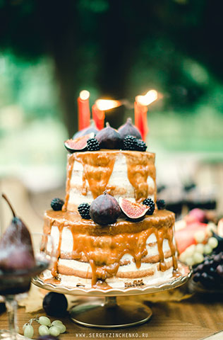 Осенняя фотосессия лав стори в стиле fine art, торт с фруктами