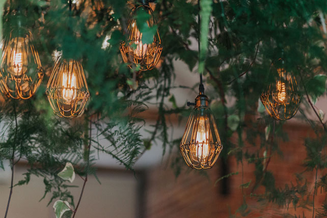 освещение на свадьбе, подвесные светильники в стиле лофт 