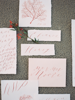 Бумажное вдохновение: свадебная полиграфия с оторванными краями 