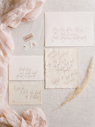 Бумажное вдохновение: свадебная полиграфия с оторванными краями 