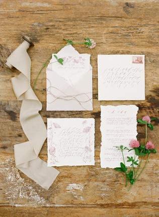 Бумажное вдохновение: свадебная полиграфия с оторванными краями 