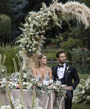 Оформление стола жиниха и невесты пампасной травой 