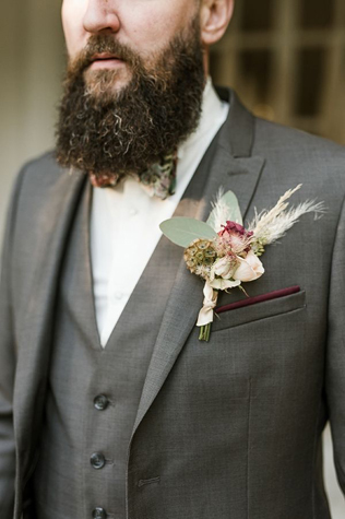 бутоньерка жениха с пампасной травой 