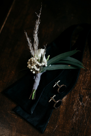 бутоньерка жениха с пампасной травой 