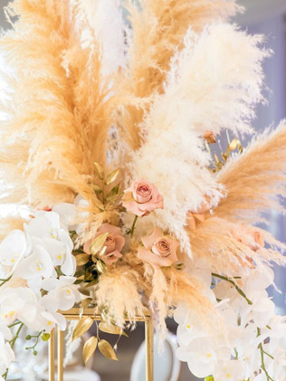 Композиция с пампасной травой в декоре свадьбы 