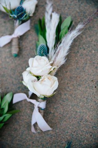 бутоньерка жениха с пампасной травой 