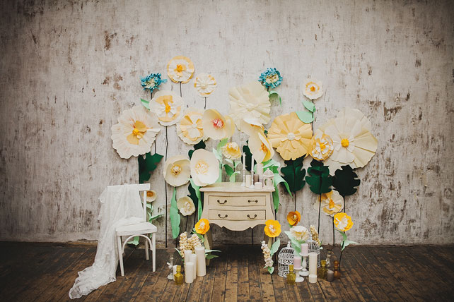 Песня о весне: lovestory, декор фотосессии - большие цветы, комод, клетки