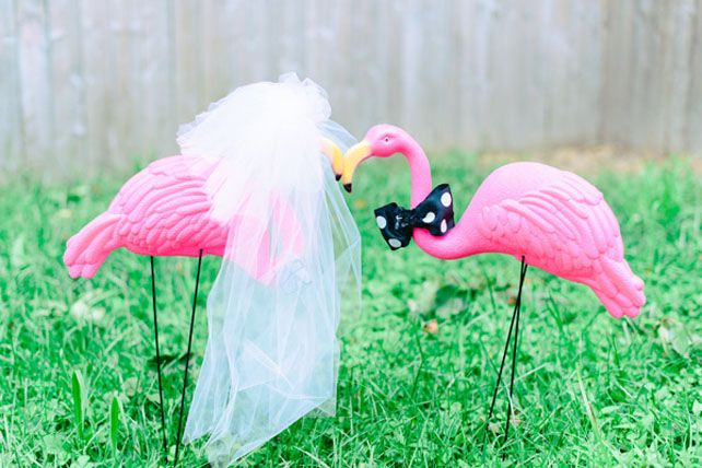 Розовые фламинго в декоре свадьбы