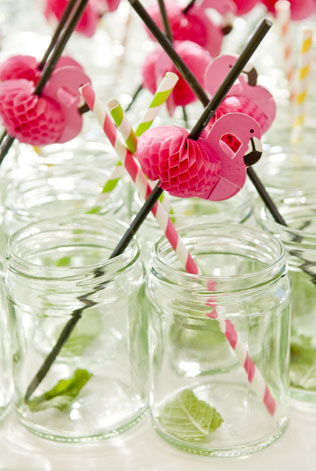 Розовые фламинго в декоре свадьбы