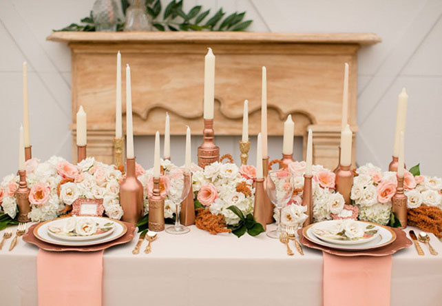 Идеальное сочетание: розовые и золотые оттенки, декор стола свечами