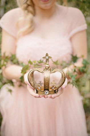 Идеальное сочетание: розовые и золотые оттенки, корона в руках невесты
