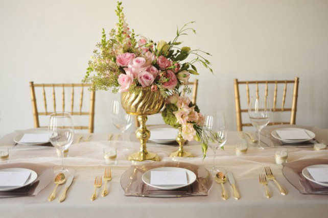 Идеальное сочетание: розовые и золотые оттенки, декор стола