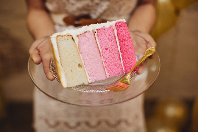 Идеальное сочетание: розовые и золотые оттенки, кусок свадебного торта