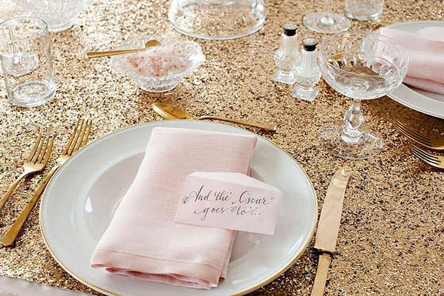 Идеальное сочетание: розовые и золотые оттенки, золотистая скатерть