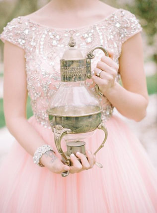 Идеальное сочетание: розовые и золотые оттенки, кувшин в руках невесты