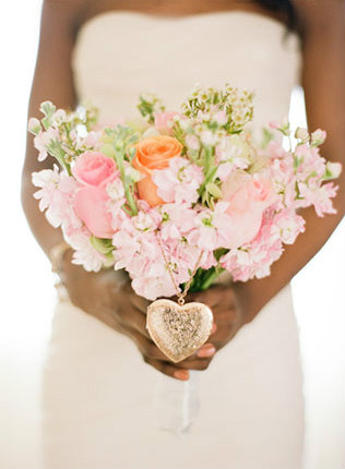 Идеальное сочетание: розовые и золотые оттенки, букет невесты