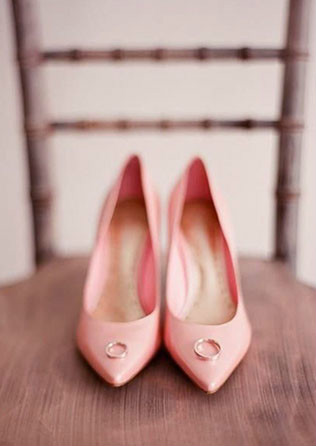 Идеальное сочетание: розовые и золотые оттенки, туфли невесты и кольца