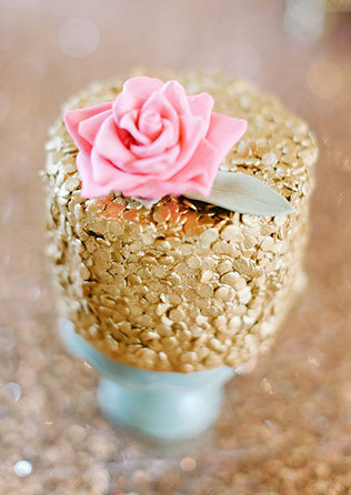 Идеальное сочетание: розовые и золотые оттенки, золотой торт