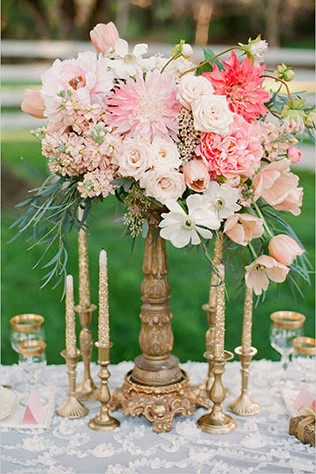 Идеальное сочетание: розовые и золотые оттенки, цветочная композиция на стол 