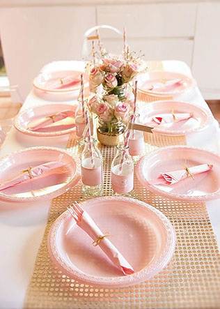 Идеальное сочетание: розовые и золотые оттенки, сервировка стола