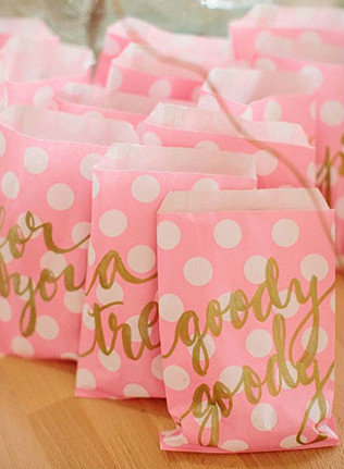 Идеальное сочетание: розовые и золотые оттенки, бонбоньерки