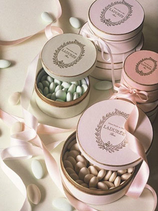 Идеальное сочетание: розовые и золотые оттенки, бонбоньерки