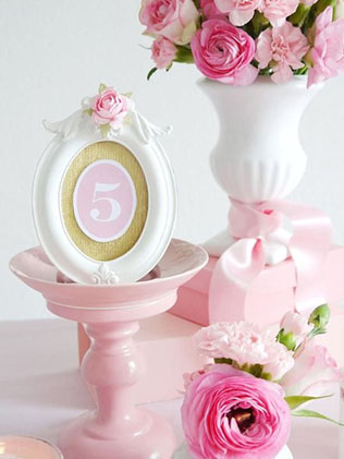 Идеальное сочетание: розовые и золотые оттенки, нумерация стола