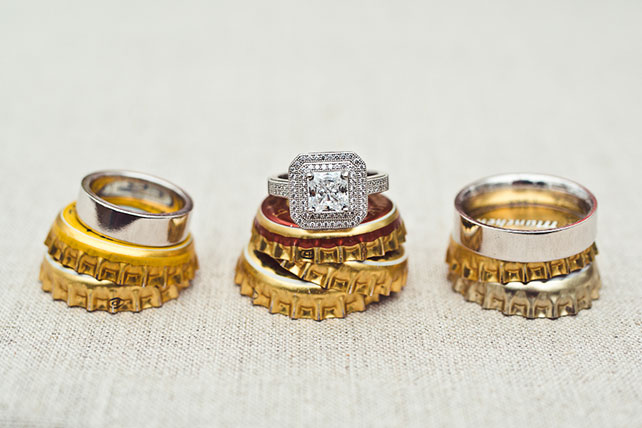 Пивная свадьба: свадебная фотосессия, кольца на пивных пробках