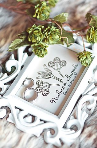 Пивная свадьба: свадебная фотосессия, кольца на рамочке