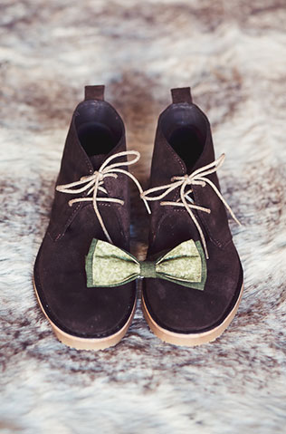 Пивная свадьба: свадебная фотосессия, туфли и бабочка жениха