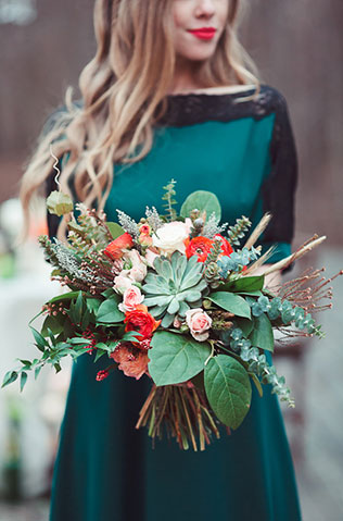 Пивная свадьба: свадебная фотосессия, невеста с букетом