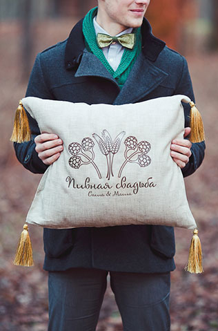 Пивная свадьба: свадебная фотосессия, жених с подушкой