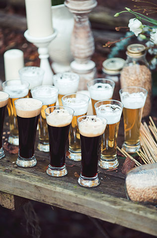 Пивная свадьба: свадебная фотосессия, пиво в бокалах