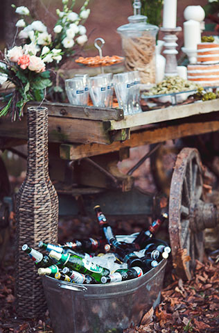 Пивная свадьба: свадебная фотосессия, таз со льдом и бутылками пива