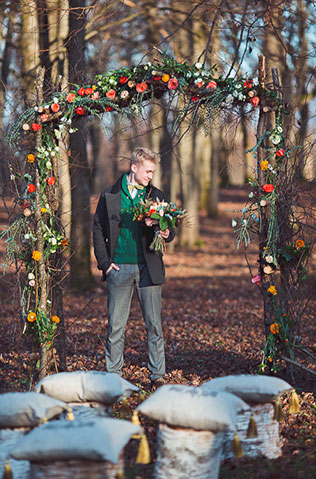 Пивная свадьба: свадебная фотосессия, жених у свадебной арки