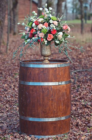 Пивная свадьба: свадебная фотосессия, бочка с цветами