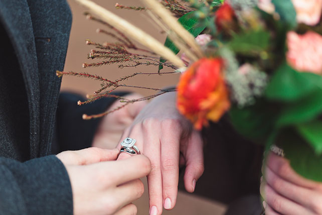 Пивная свадьба: свадебная фотосессия, жених одевает кольцо