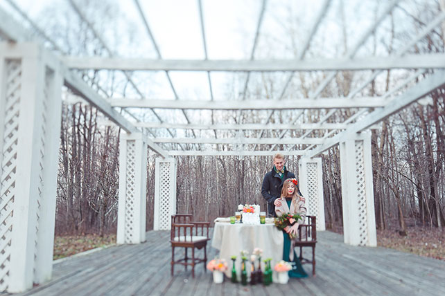 Пивная свадьба: свадебная фотосессия, жених и невеста на веранде