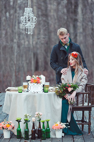 Пивная свадьба: свадебная фотосессия, жених и невеста за столом