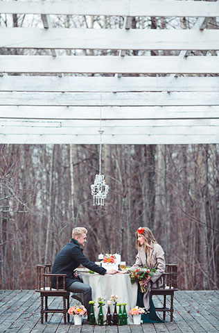 Пивная свадьба: свадебная фотосессия, жених и невеста за столом