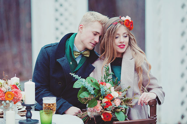 Пивная свадьба: свадебная фотосессия, жених и невеста за столом