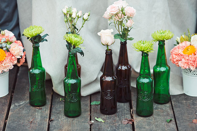 Пивная свадьба: свадебная фотосессия, бутылки в декоре