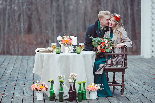 Пивная свадьба: свадебная фотосессия, жених и невеста за столом