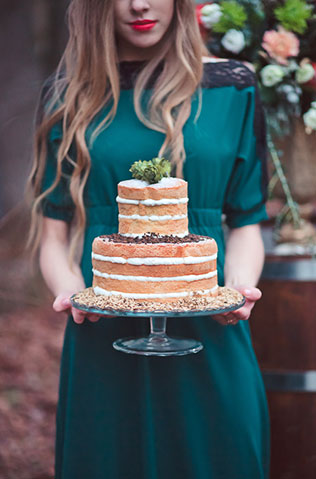 Пивная свадьба: свадебная фотосессия, торт в руках невесты