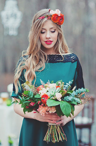 Пивная свадьба: свадебная фотосессия, невеста с букетом